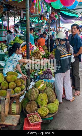 Vietnam, Hue der Dong Ba Markt im Zentrum der Stadt. Alles steht zum Verkauf, auch Gemüse. Stockfoto