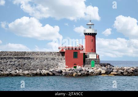 Detail des Leuchthauses am Eingang des Hafens von Ischia in italien Stockfoto