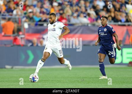 Foxborough, USA. 28. August 2022. 28. August 2022; Foxborough, MA, USA; Los Angeles Galaxy Mittelfeldspieler Samuel Grandsir (11) und New England Revolution Forward DeJuan Jones (24) in Aktion während eines MLS-Matches zwischen L.A. Galaxy und New England Revolution im Gillette Stadium. Anthony Nesmith/CSM Credit: CAL Sport Media/Alamy Live News Stockfoto