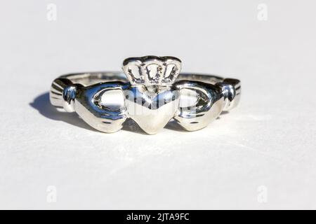 Claddagh-Ring. Traditioneller irischer Ring in Form von zwei Händen, die ein herzförmiges Herz halten. Symbol der Liebe, Loyalität und Freundschaft. Stockfoto