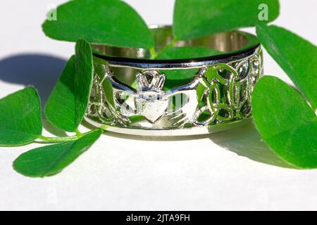 Claddagh-Ring. Traditioneller irischer Ring in Form von zwei Händen, die ein herzförmiges Herz halten. Symbol der Liebe, Loyalität und Freundschaft. Stockfoto