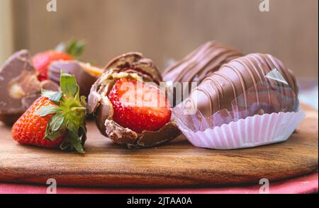 Erdbeerbonbon in Nahaufnahme. Brasilianisch süß. Brasilianisches Dessert mit Namen in brasilianisch-portugiesischer Sprache von Bombom de morango. Stockfoto