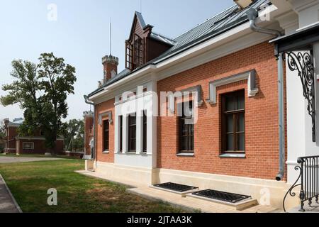 Ramon, Region Woronesch, Russland. 19. August 2021. Haus mit Risalits. Der Schlosskomplex der Oldenburgsky. Dies ist die einzige königliche Residenz in der Stockfoto