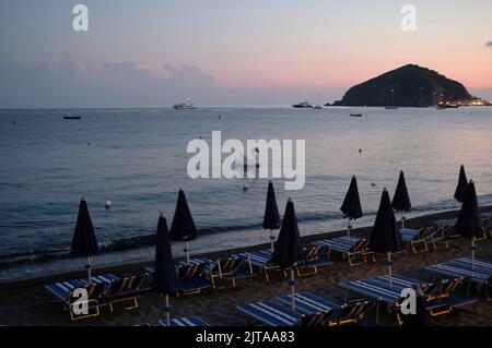 Der herrliche Strand von Maronti in der Gemeinde Barano (Isola d'ischia) bei Sonnenuntergang Stockfoto