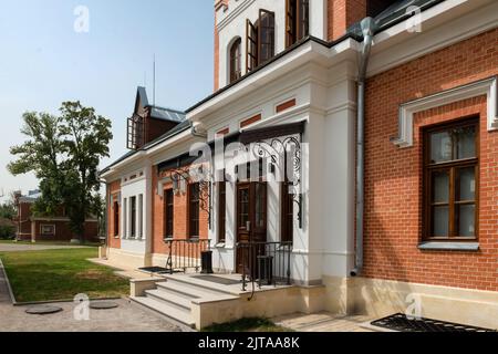 Ramon, Region Woronesch, Russland. 19. August 2021. Haus mit Risalits. Der Schlosskomplex der Oldenburgsky. Dies ist die einzige königliche Residenz in der Stockfoto