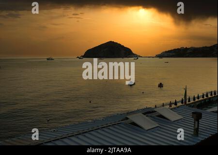 Der herrliche Strand von Maronti in der Gemeinde Barano (Isola d'ischia) bei Sonnenuntergang Stockfoto