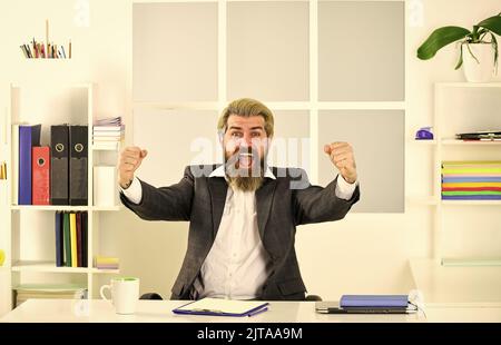 Börsen- und Konjunkturzyklen. Mann bärtig Manager formell Anzug sitzen Büro. Investmentpapiere wie Aktienanleihen und Investmentfonds. Krise Stockfoto