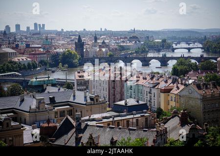 Prag, Tschechische Republik. 29. August 2022. Blick auf die Moldau mit der Karlsbrücke von Prag aus während des Kanzlerbesuchs. Quelle: Kay Nietfeld/dpa/Alamy Live News Stockfoto