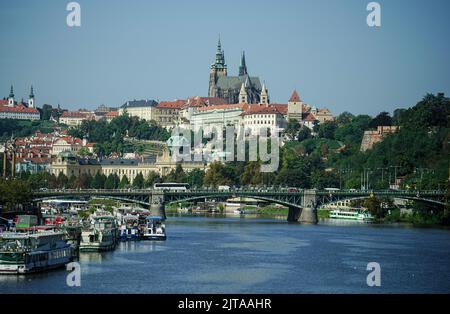 Prag, Tschechische Republik. 29. August 2022. Blick auf die Moldau und die Prager Altstadt während des Kanzlerbesuchs. Quelle: Kay Nietfeld/dpa/Alamy Live News Stockfoto