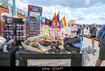 Brighton UK 29. August 2022 - Besucher genießen heute am Montag an den Feiertagen in Großbritannien die Sonne und einige ungewöhnliche Geschenke an der Strandpromenade von Brighton. : Credit Simon Dack / Alamy Live News Stockfoto