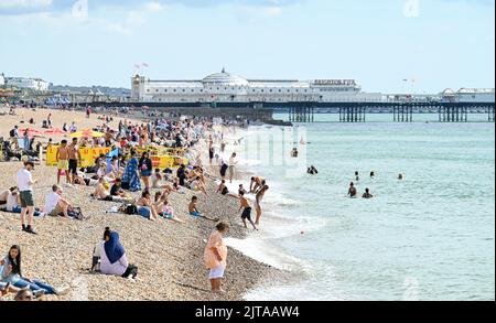 Brighton UK 29. August 2022 - Besucher genießen heute am Montag an den Feiertagen in Großbritannien die Sonne am Strand und am Meer von Brighton. : Credit Simon Dack / Alamy Live News Stockfoto