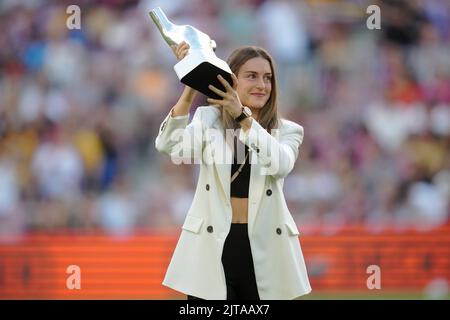 Barcelona, Spanien. 28. August 2022. Alexia Putellas von der Frauenmannschaft des FC Barcelona mit einer Trophäe der UEFA Best Player 2021-2022 während des La Liga-Spiels zwischen dem FC Barcelona und Real Valladolid spielte am 28. August 2022 im Camp Nou Stadium in Barcelona, Spanien. (Foto von Colas Buera / PRESSIN) Credit: PRESSINPHOTO SPORTS AGENCY/Alamy Live News Stockfoto