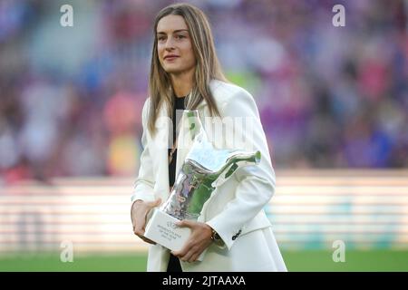 Barcelona, Spanien. 28. August 2022. Alexia Putellas von der Frauenmannschaft des FC Barcelona mit einer Trophäe der UEFA Best Player 2021-2022 während des La Liga-Spiels zwischen dem FC Barcelona und Real Valladolid spielte am 28. August 2022 im Camp Nou Stadium in Barcelona, Spanien. (Foto von Colas Buera / PRESSIN) Credit: PRESSINPHOTO SPORTS AGENCY/Alamy Live News Stockfoto