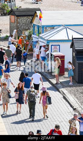 Brighton UK 29. August 2022 - Besucher genießen heute am Montag an den Feiertagen in Großbritannien die Sonne an der Strandpromenade von Brighton. : Credit Simon Dack / Alamy Live News Stockfoto