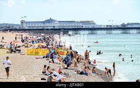 Brighton UK 29. August 2022 - Besucher genießen heute am Montag an den Feiertagen in Großbritannien die Sonne am Strand und am Meer von Brighton. : Credit Simon Dack / Alamy Live News Stockfoto