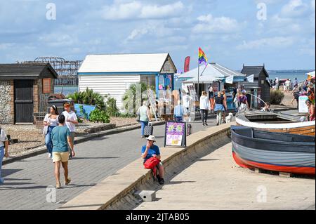 Brighton UK 29. August 2022 - Besucher genießen heute am Montag an den Feiertagen in Großbritannien die Sonne an der Strandpromenade von Brighton. : Credit Simon Dack / Alamy Live News Stockfoto