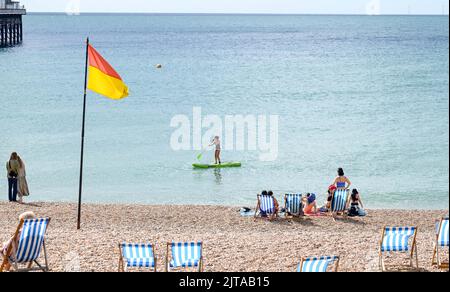 Brighton UK 29. August 2022 - Besucher genießen heute am Montag an den Feiertagen in Großbritannien die Sonne am Strand und am Meer von Brighton. : Credit Simon Dack / Alamy Live News Stockfoto