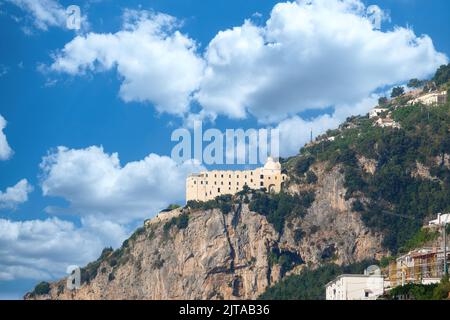 Die Häuser. Kirchen, Villen und Hotels, auf den Felsen der Stadt Amalfi (Amalfi-Küste) (20) Stockfoto