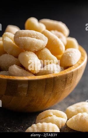 Ungekochte Kartoffelgnocchi in einer Schüssel. Leckeres italienisches Essen. Stockfoto