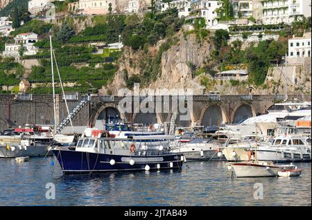 Die Häuser. Kirchen, Villen und Hotels, auf den Felsen der Stadt Amalfi (Amalfi-Küste) (20) Stockfoto