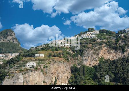 Die Häuser. Kirchen, Villen und Hotels, auf den Felsen der Stadt Amalfi (Amalfi-Küste) (20) Stockfoto