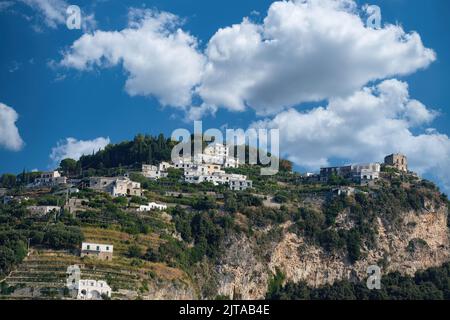 Die Häuser. Kirchen, Villen und Hotels, auf den Felsen der Stadt Amalfi (Amalfi-Küste) (20) Stockfoto