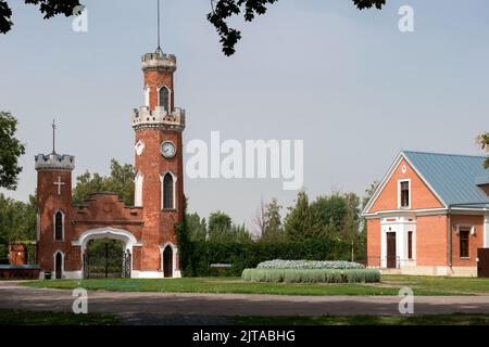 Ramon, Region Woronesch, Russland. 19. August 2021. Eingangstor mit Turm und Uhr. Der Schlosskomplex der Oldenburgsky. Dies ist der einzige Ort Stockfoto