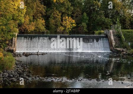 Im Spätsommer zwischen den Felsen vor dem Kost Dam am am Sunrise River im Kost Dam County Park in North Branch, Minnesota. Stockfoto