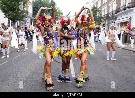 Darsteller beim Notting Hill Carnival in London, der zum ersten Mal seit zwei Jahren, nachdem er von der Pandemie vereitelt wurde, auf die Straße zurückkehrte. Bilddatum: Montag, 29. August 2022. Stockfoto