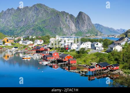 Fischerdorf mit traditionellem roten Rorbu in reine, Lofoten, Norwegen Stockfoto