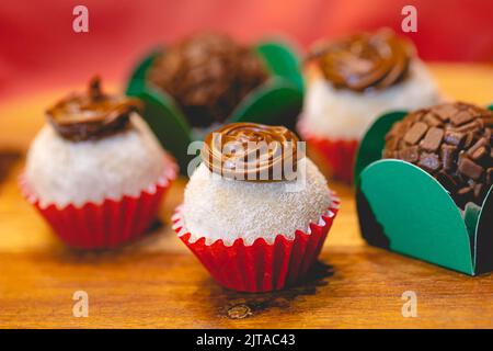 Brasilianischer Gourmet brigadeiro in Nahaufnahmen. Brasilianisches Essen, Dessert. Traditionelle Süßigkeit in Brasilien auf Partys und Veranstaltungen. Stockfoto