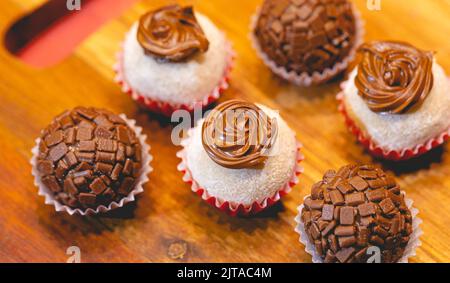 Brasilianischer Gourmet brigadeiro in Nahaufnahmen. Brasilianisches Essen, Dessert. Traditionelle Süßigkeit in Brasilien auf Partys und Veranstaltungen. Stockfoto