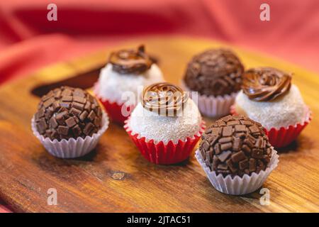 Brasilianischer Gourmet brigadeiro in Nahaufnahmen. Brasilianisches Essen, Dessert. Traditionelle Süßigkeit in Brasilien auf Partys und Veranstaltungen. Stockfoto