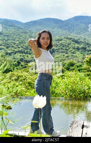 Junge Vietnamesin, die in einem Park spazieren geht Stockfoto