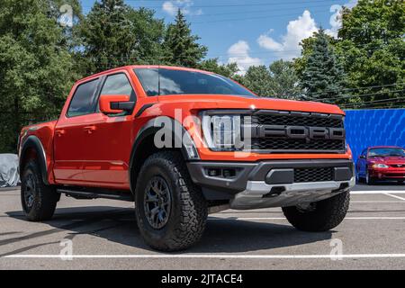 ROYAL OAK, MI/USA - 19. AUGUST 2022: Ein Ford F-150 Raptor 2022 auf der Ford-Ausstellung auf der Woodward Dream Cruise Route. Stockfoto