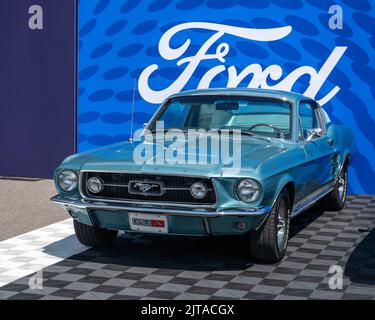 ROYAL OAK, MI/USA - 19. AUGUST 2022: Ein 1967 Ford Mustang GTA-Auto auf der Ford-Ausstellung auf der Woodward Dream Cruise Route. Stockfoto