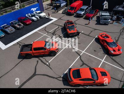 ROYAL OAK, MI/USA - 19. AUGUST 2022: Luftaufnahme der Ford-Ausstellung (F-150, Bronco, GT, Mustang) auf der Woodward Dream Cruise Route. Stockfoto