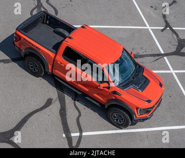 ROYAL OAK, MI/USA - 19. AUGUST 2022: Ein 2022 Ford F-150 Raptor auf der Ford-Ausstellung auf der Woodward Dream Cruise Route. Stockfoto