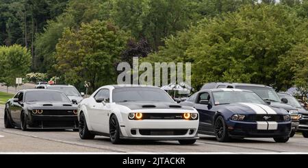 BLOOMFIELD HILLS, MI/USA - 20. AUGUST 2022: Dodge Challenger und Ford Mustang Autos auf der Woodward Dream Cruise Route. Stockfoto