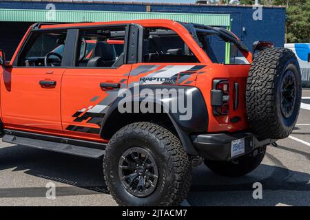 ROYAL OAK, MI/USA - 19. AUGUST 2022: Ein 2022 Ford Bronco Raptor SUV auf der Ford-Ausstellung auf der Woodward Dream Cruise Route. Stockfoto