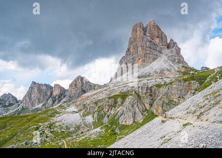 Averau Berg und Rifugio Averau in den Dolomiten Stockfoto