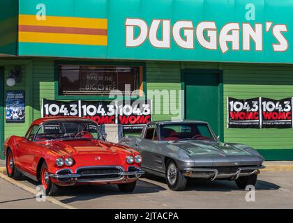 ROYAL OAK, MI/USA - 18. AUGUST 2022: Ein 1961 und 1963 Chevrolet Corvette im beliebten Duggan's Irish Pub auf der Woodward Dream Cruise Route. Stockfoto