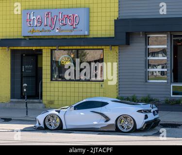 FERNDALE, MI/USA - 18. AUGUST 2022: Ein Chevrolet Corvette der 8.. Generation auf der Fly Trap-Route auf der Woodward Dream Cruise. Stockfoto