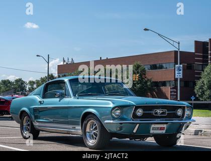 ROYAL OAK, MI/USA - 18. AUGUST 2022: Ein Ford Mustang GTA aus dem Jahr 1967 im Ford Ausstellungsfahrzeug auf der Woodward Dream Cruise Route. Stockfoto