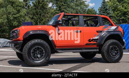 ROYAL OAK, MI/USA - 19. AUGUST 2022: Ein 2022 Ford Bronco Raptor SUV auf der Ford-Ausstellung auf der Woodward Dream Cruise Route. Stockfoto