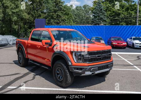 ROYAL OAK, MI/USA - 19. AUGUST 2022: Ein Ford F-150 Raptor 2022 auf der Ford-Ausstellung auf der Woodward Dream Cruise Route. Stockfoto