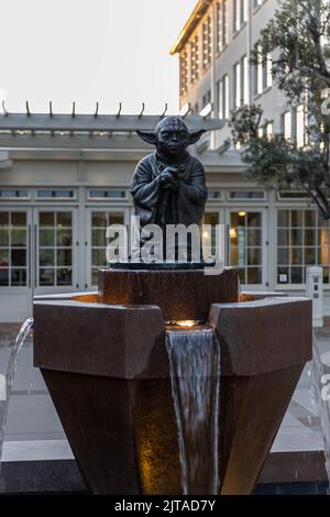 Eine Yoda-Statue, die über einem Brunnen im Lucas Studios Büro in San Francisco, Kalifornien, USA, steht Stockfoto