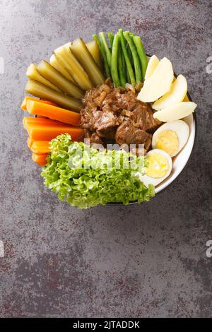 Selat solo Galantin ist ein traditionelles javanesisches Gericht, das europäische Einflüsse hat, bestehend aus Fleisch und Gemüse in der Schüssel auf dem Tisch. Ve Stockfoto