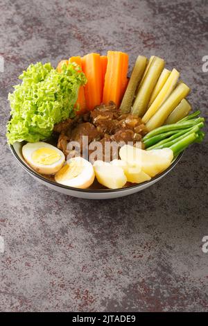 Selat solo Galantin ist ein traditionelles javanesisches Gericht, das europäische Einflüsse hat, bestehend aus Fleisch und Gemüse in der Schüssel auf dem Tisch. Ve Stockfoto