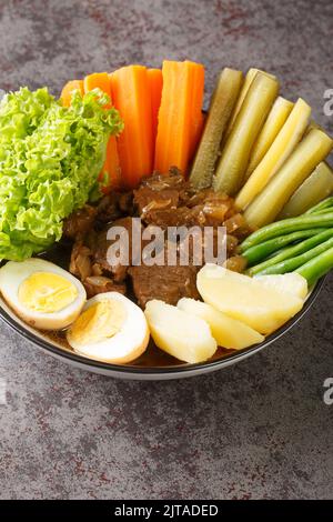 Selat Solo oder Javanese Bistik East javanese Traditionelles Essen indonesische Küche aus der Nähe in der Schüssel auf dem Tisch. Vertikal Stockfoto